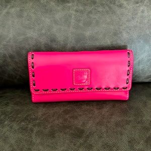NWOT Dooney&Bourke wallet in fuschia Florentine leather